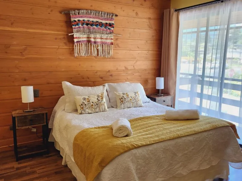Habitacion de hotel en Pucon con cama matrimonial.